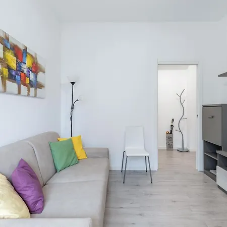 Piazza De Angeli M1 Comfortable Flat With Balcony