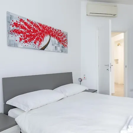 Piazza De Angeli M1 Comfortable Flat With Balcony * ミラノ