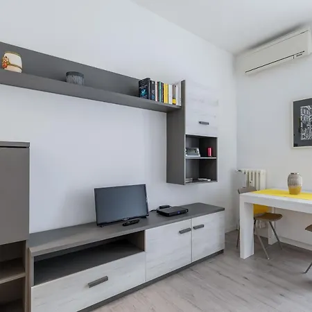 ホテル Piazza De Angeli M1 Comfortable Flat With Balcony *